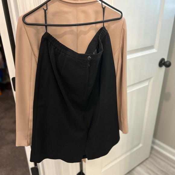 LE SUIT Petite skirt suit. Button front jacket w/self tie belt. Tan and black. - Picture 8 of 8